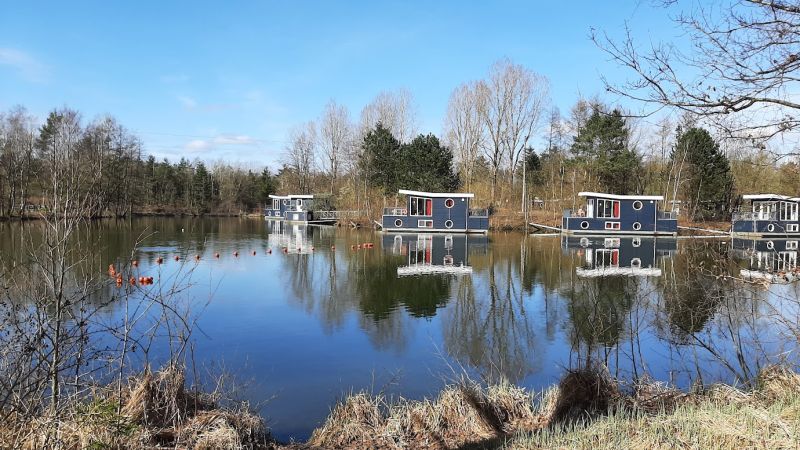 Bestand:Woonboten op de Bispingerheide2.jpg