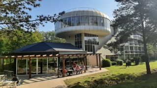 De achteraanzicht van het hotel, bovenin het panoramarestaurant wat niet meer in gebruik is.